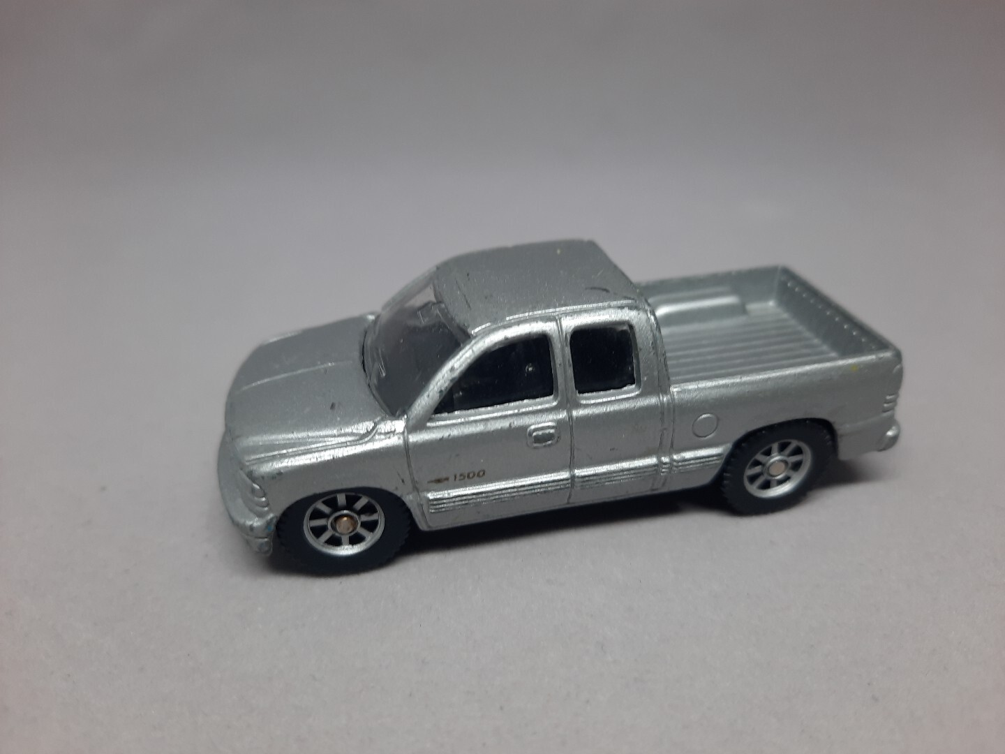 1:64 Maisto Chevrolet Silverado 1500 Pickup Truck Diecast Model with Tow Hook in Silver