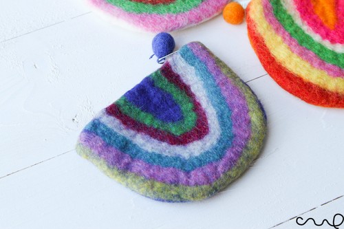 Cartera de fieltro hecha a mano con cierre de cremallera arco iris monedero regalo 100 % lana - Imagen 6 de 7
