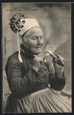 AK Bretagne, La Pipe n´est bonne que bien allumée, Alte Frau zündet sich eine P 