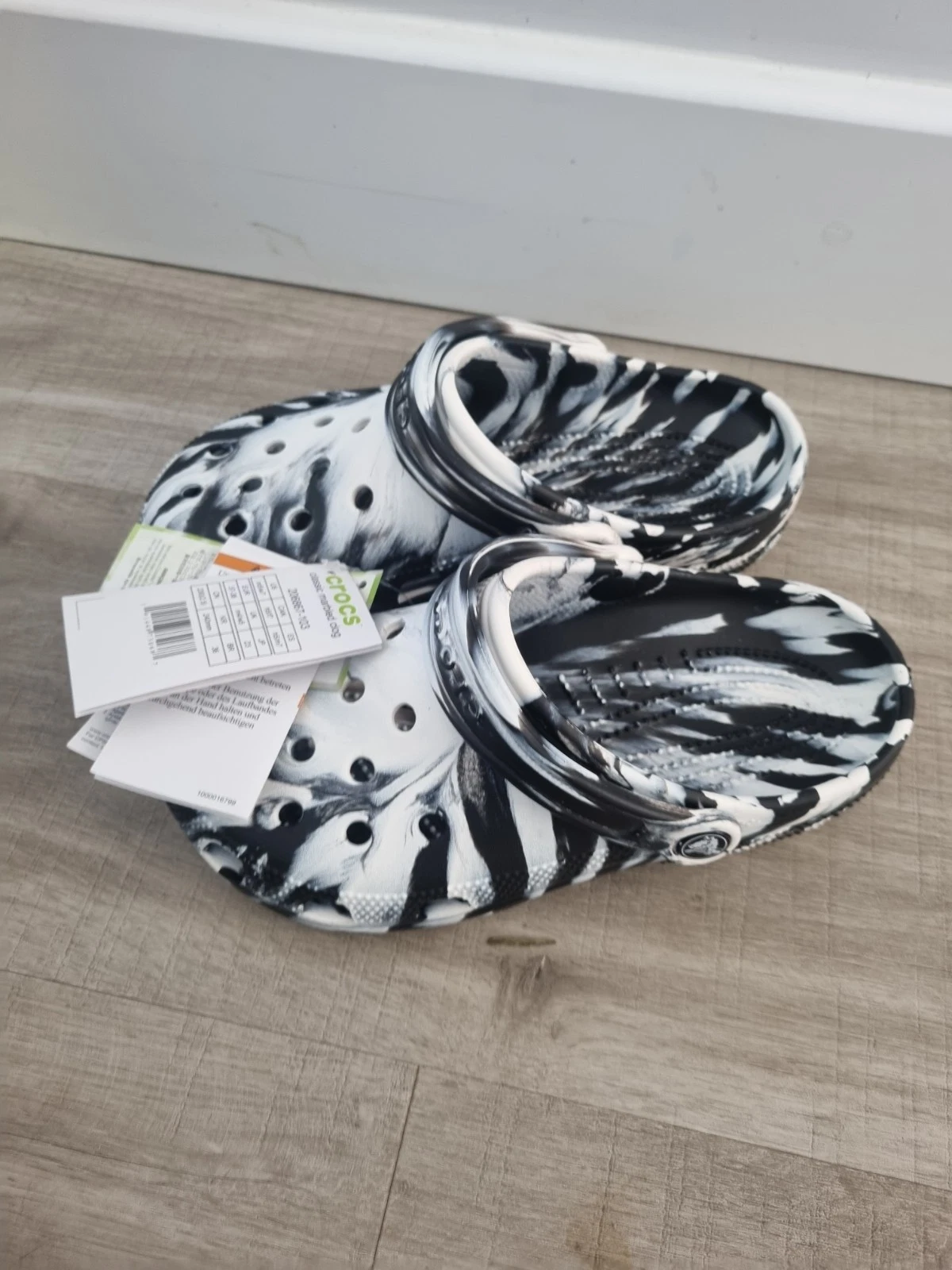 Ladies Crocs Classic Marbled Clogs White/​Black NEW RRP 49.99 Size 5 UK