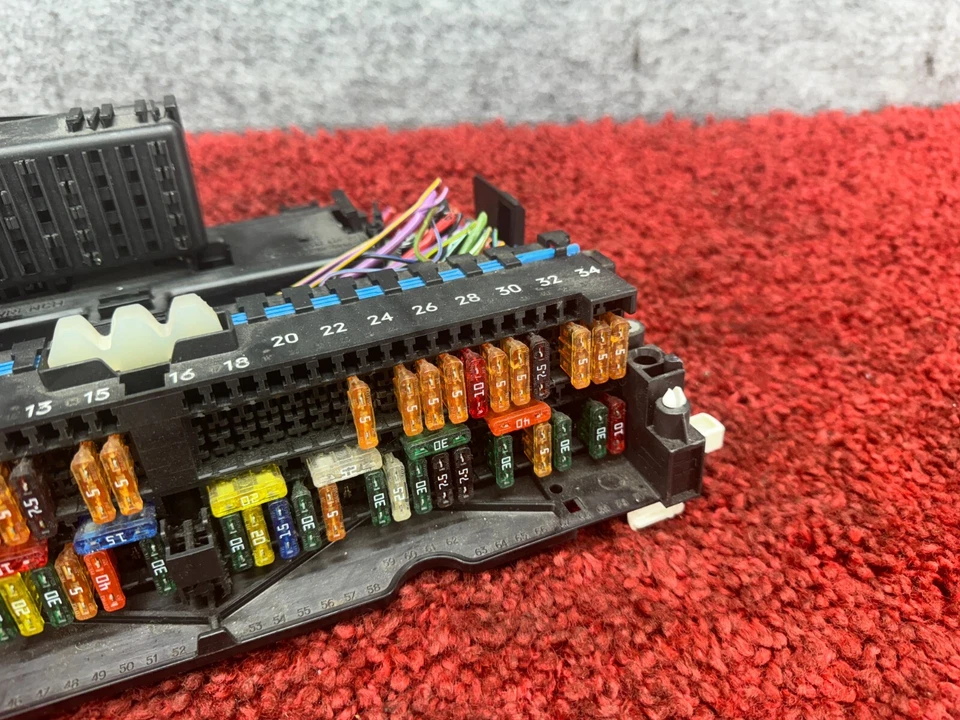BMW 1999-2010 E83 E46 M3 CAJA RELÉ DE FUSIBLES DISTRIBUCIÓN DE ENERGÍA DELANTERA CAJA DE FUSIBLES OEM Foto 2 de 4