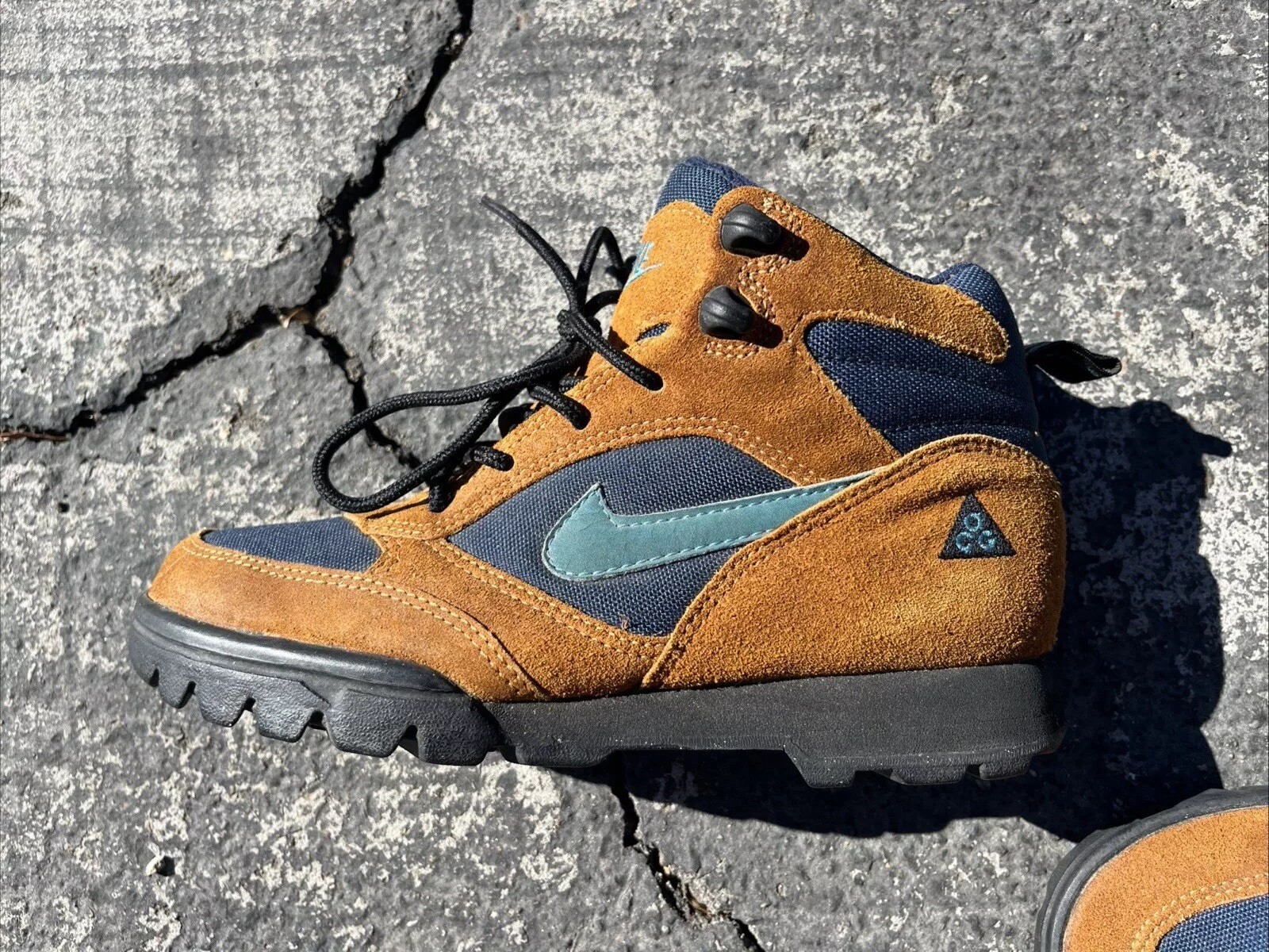 Nike ACG Vintage Teal Brown Hiking Boots Women’s 6.5 Boys Size-image