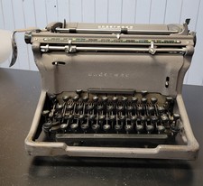 Vintage Underwood Standard Typewriter. thumbnail
