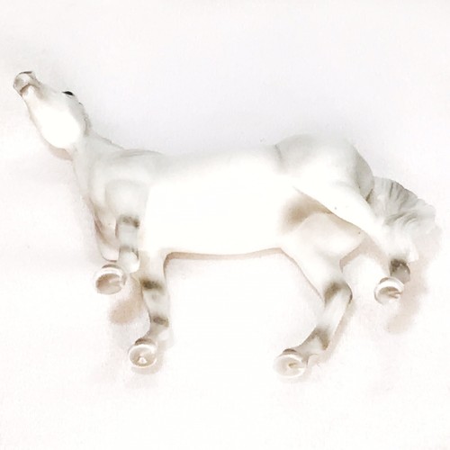 Breyer Reeves stehendes Stockpferd weiß / grau 59214 Miniatur 3" - Bild 10 von 11