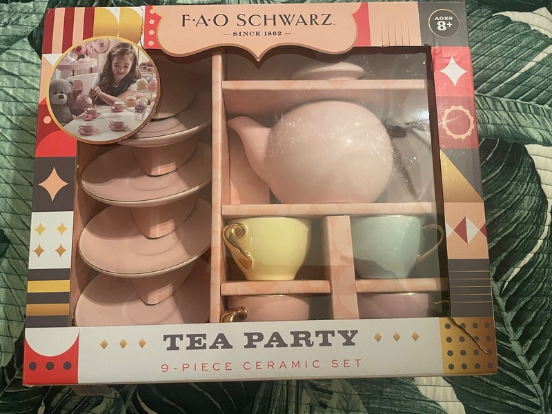 BRAND NEW FAO SCHWARZ TEA 9 PCS PARTY SET 