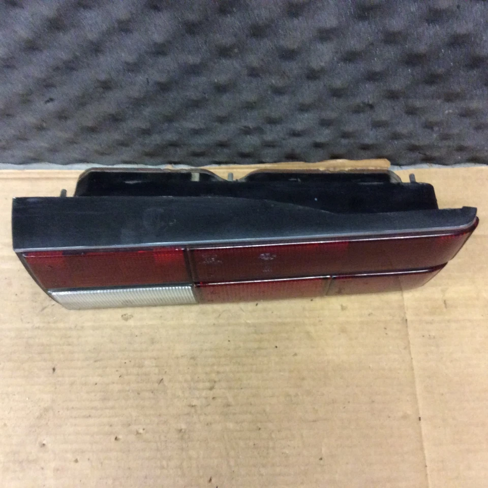 Luz trasera HELLA 1978 1979 lado derecho Audi 5000 completa y súper limpia OEM Foto 2 de 4
