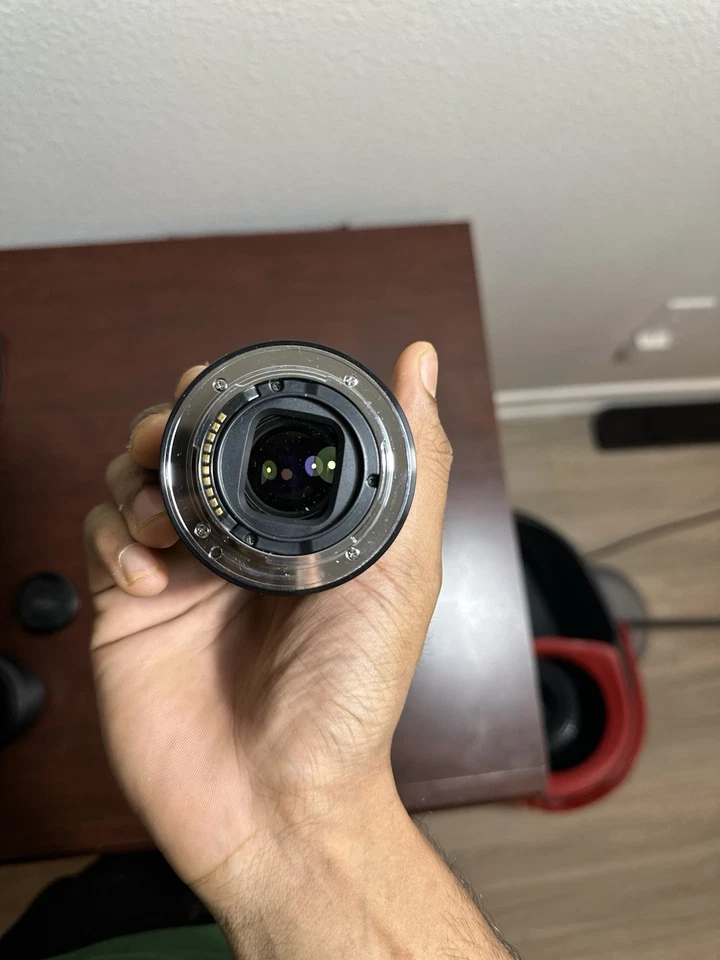 Lente Sony FE 28-70 mm f3,5-5,6 OSS para montura Sony E marco completo con capucha original Foto 3 de 4