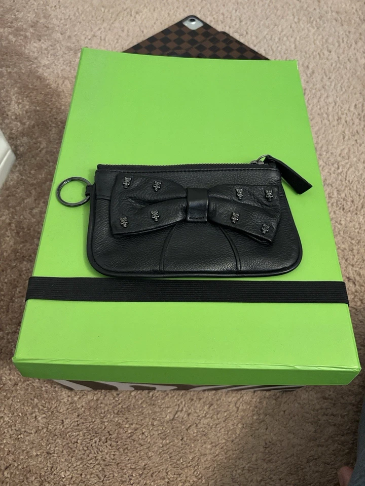 Muñequera de cuero con calavera tachonada Betsey Johnson muy linda nueva Foto 2 de 4