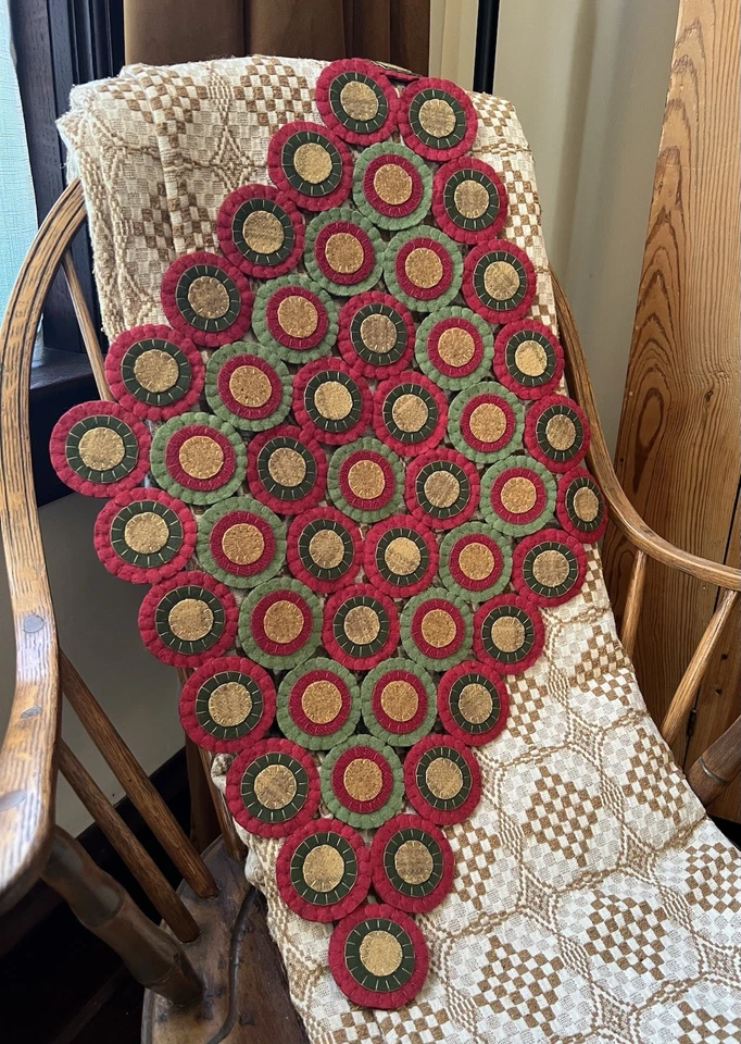 Alfombra/estera estilo primitivo Penny, colores navideños, lana, hecha a mano Foto 3 de 4