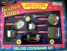 VTG KITCHEN LITTLES DELUXE COOKWARE 10 PC SET HEAVY DIE CAST METAL NIB PINK RARE