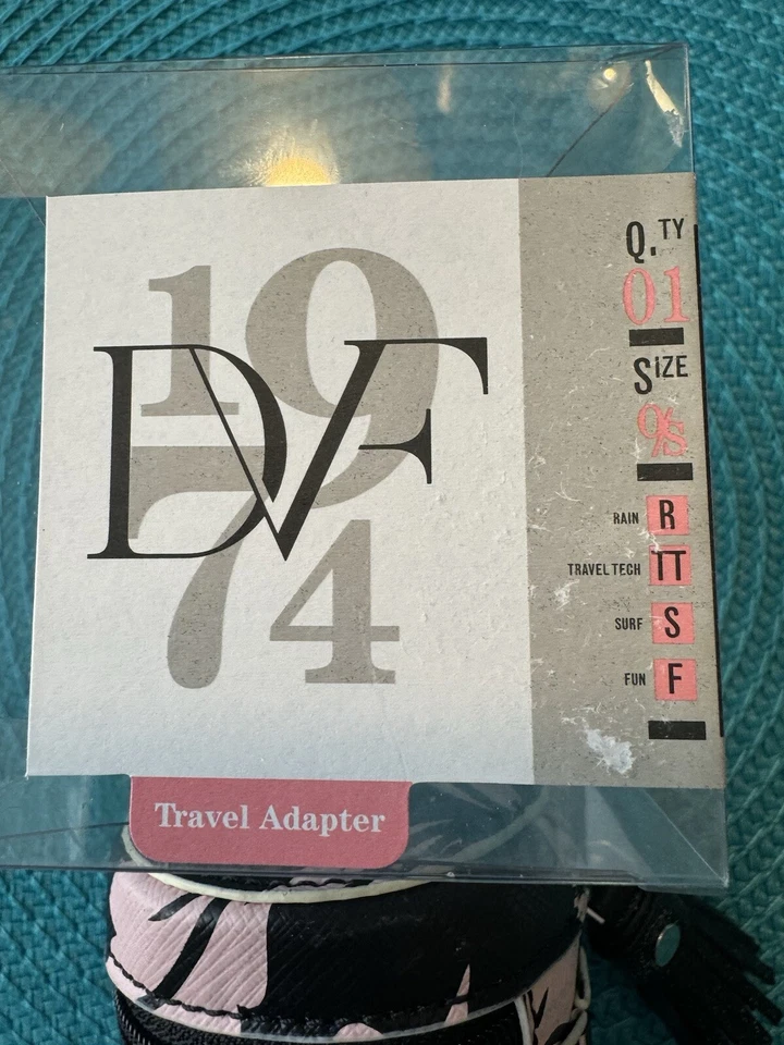 Adaptador de viaje mundial Diane von Furstenburg con estuche Foto 4 de 4