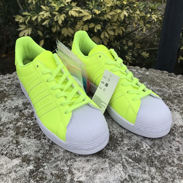 superstar jaune fluo