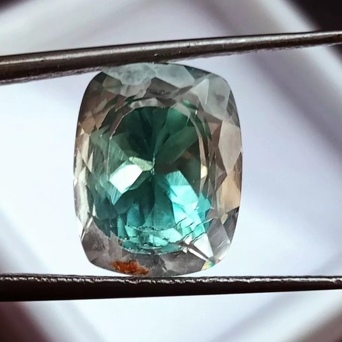 Saphir Naturel Pitambari 11.30 Ct Coussin Certifié GGI - Pierre Précieuse Multicolore, Origine Sri Lanka