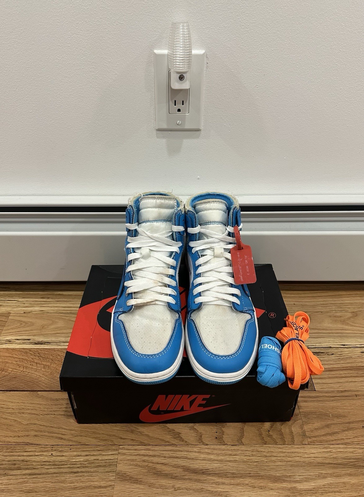 Air Jordan 1 Retro OG x Off-White High UNC. Pre Owned Size 8.5 / AQ0818-148. thumbnail 2