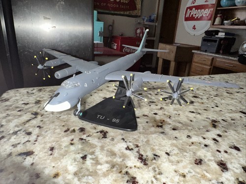 Amer 1:200 bombardiere orso russo TU-95 modello strategico nucleare pressofuso TU 95 - Foto 15 di 15