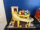Vintage Fisher Price Service Center #930 W/ Cars Little People & Lift Elevator