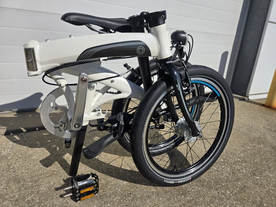 Dahon Mu P11 Folding Bike 20" wheel Shimano Alfine 11 speed hub dynamo light - Image 2 of 4