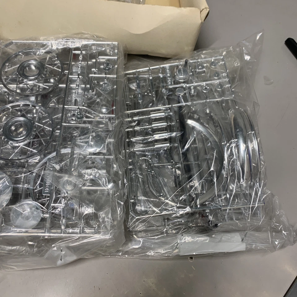 Heller 1:8 HONDA CB 750 Four 1 - NUOVO / Kit Da Montare N. 991 Moto Vintage - Immagine 4 di 4