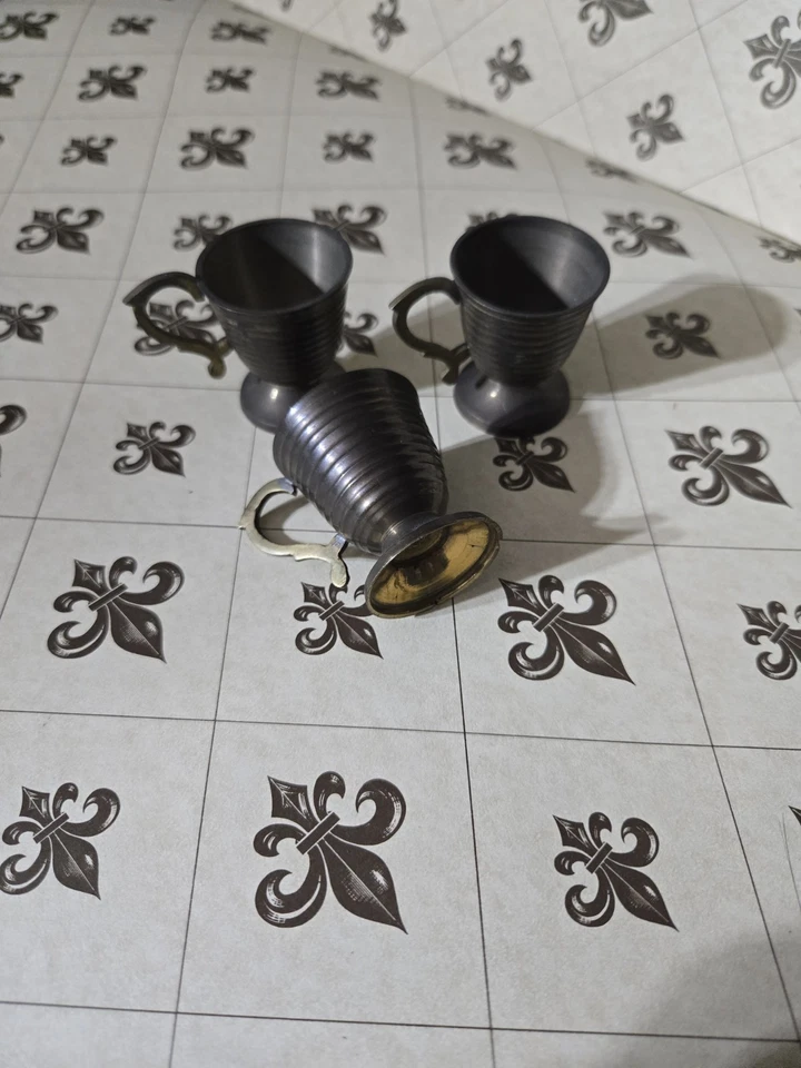 Dallah estilo Oriente Medio con tres tazas a juego (latón) Foto 4 de 4