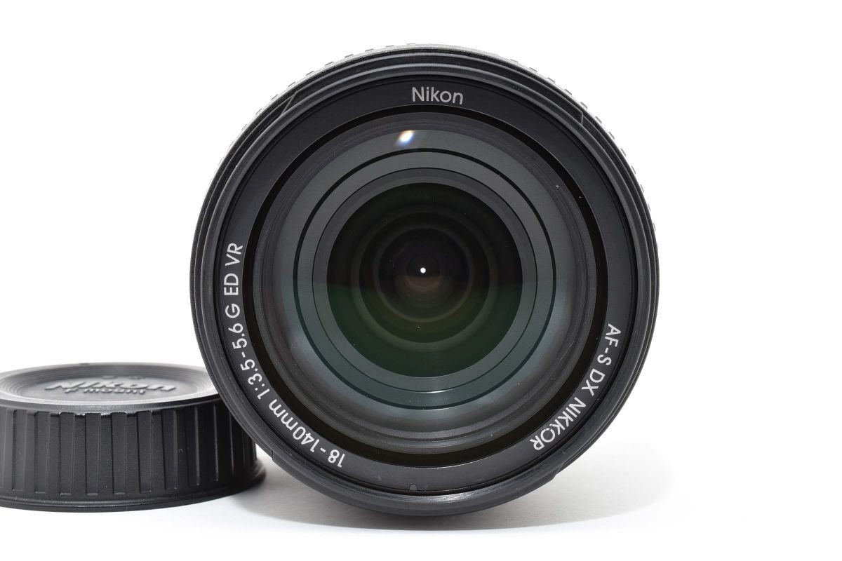 Nikon AF-S DX NIKKOR 18-140mm F3.5-5.6G ED VR (with front and rear