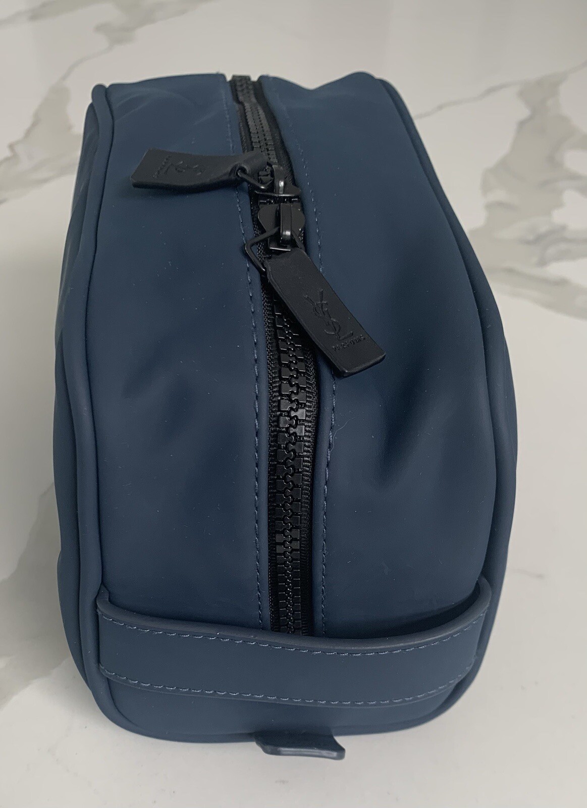 Borsa doppia da viaggio Yves Saint Laurent YSL Parfums Y Pouch blu ardesia ecopelle