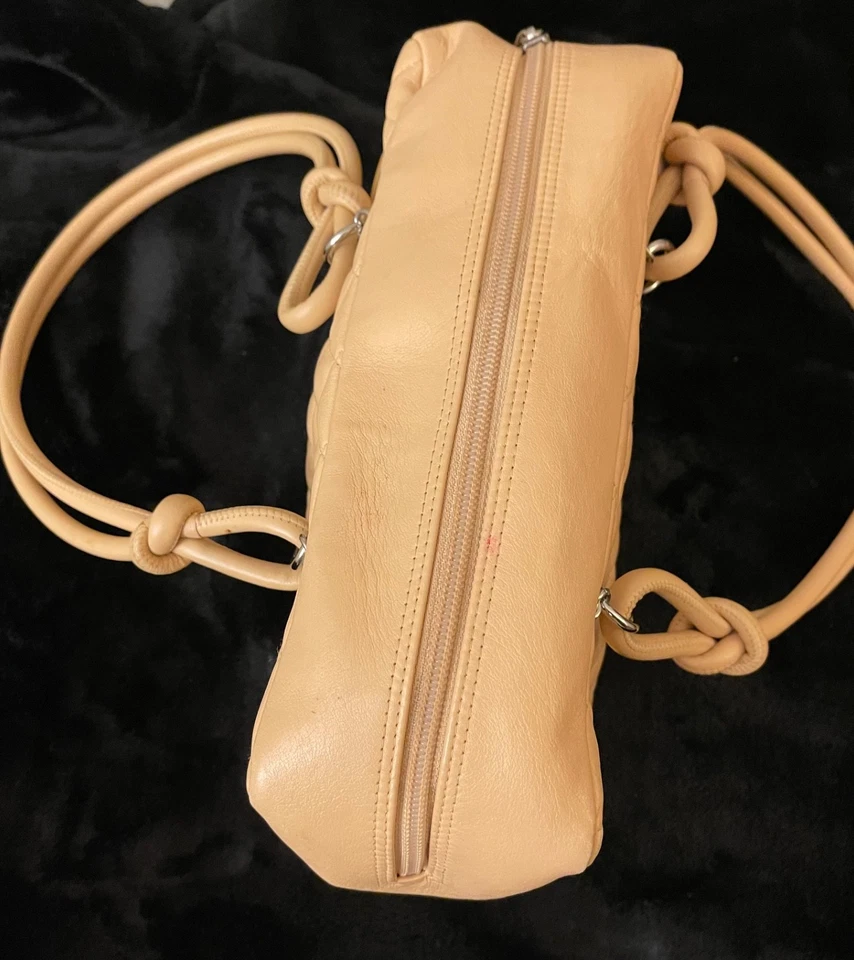 Autêntica bolsa tote Chanel Cambon acolchoada de couro – Bege com logotipo amarelo CC - Imagem 4 de 4