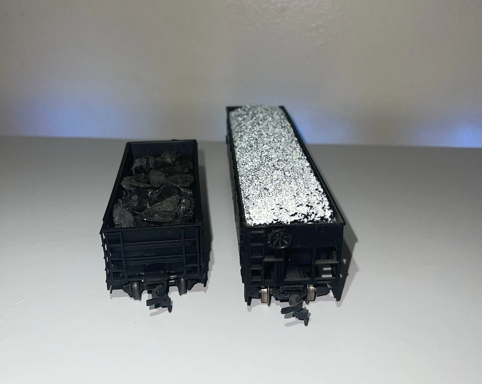 2 HO Pennsylvania PRR Hoppers— Rivarossi #665000 & Roundhouse #15929 w/ loads - Image 4 of 4