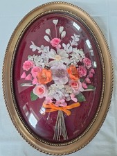 ANCIEN CADRE OVAL VERRE BOMBÉ, FLEURS ARTIFICIELLES, CADRE PLASTIQUE DORÉ 