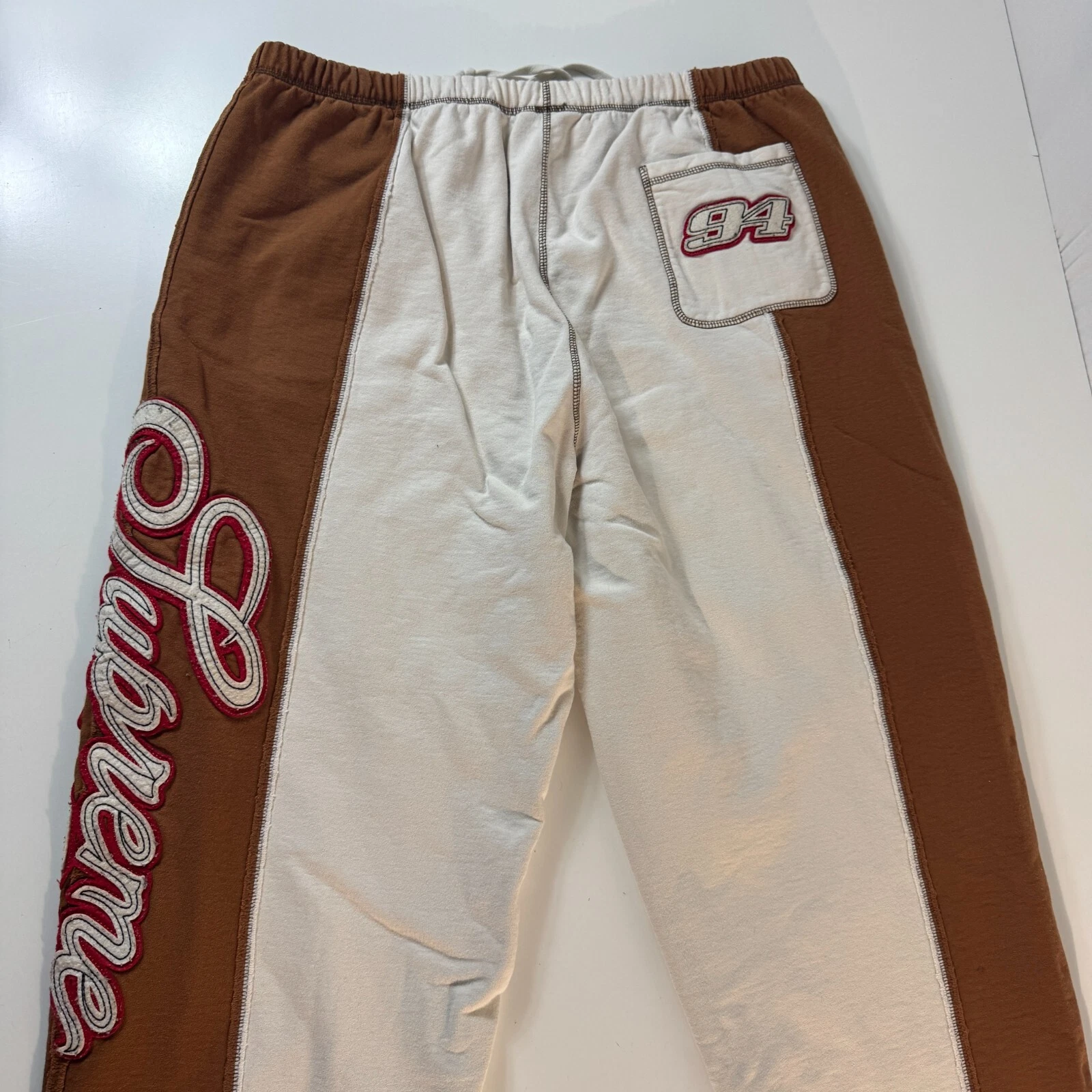 Pantalon de survêtement homme Supreme Panneled Script taille XL logo naturel/rouge 94 jogging