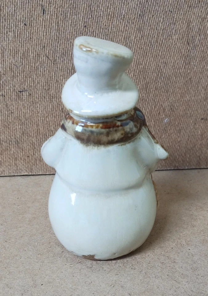 SCHNEEMANN Hochglanz-Keramik (in Mantel,mit Schal und Hut) ca. 12,5 x 7,5 cm - Bild 4 von 4