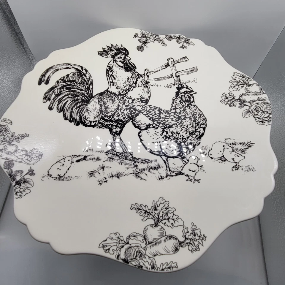 Plato de soporte para pasteles Barnyard Toile Andrea de Sadek 13" de diámetro gallo ganso gallina Foto 2 de 4