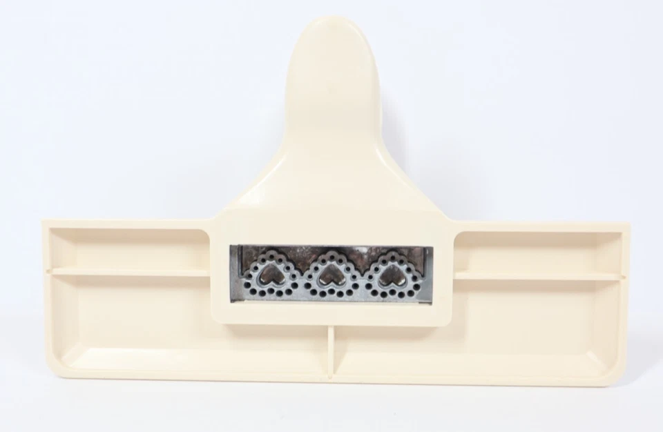 Punzón de papel con borde Martha Stewart - CORAZONES DE ENCAJE - Lunares Love Trim Foto 2 de 2