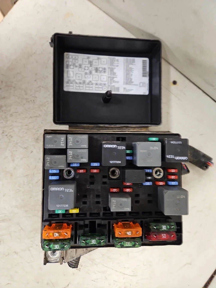 03-04 OLDSMOBILE ALERO Engine Fuse Box Circuit Connection Block W/Puller OEM - Image 2 of 4