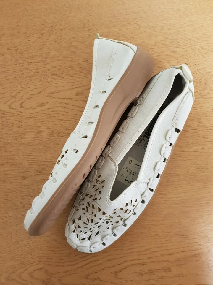 Ladies White Loafer Shoe, Flat Slip On, Abstract Design, Dr Lightfoot UK 4 P20 - Image 2 of 3