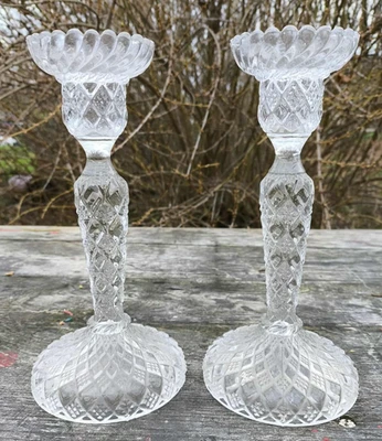 Duo de chandeliers en verre taillé forme géométriques losanges pieds rosaces - Photo 1/4