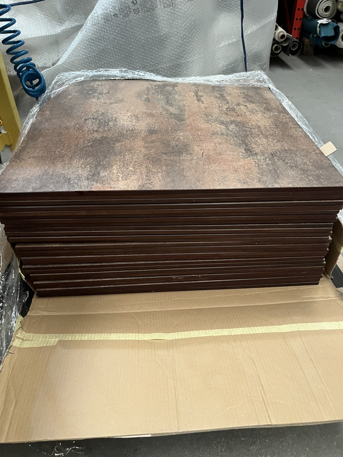 32 Piani Tavolo HPL 70x70 Ottimo Stato