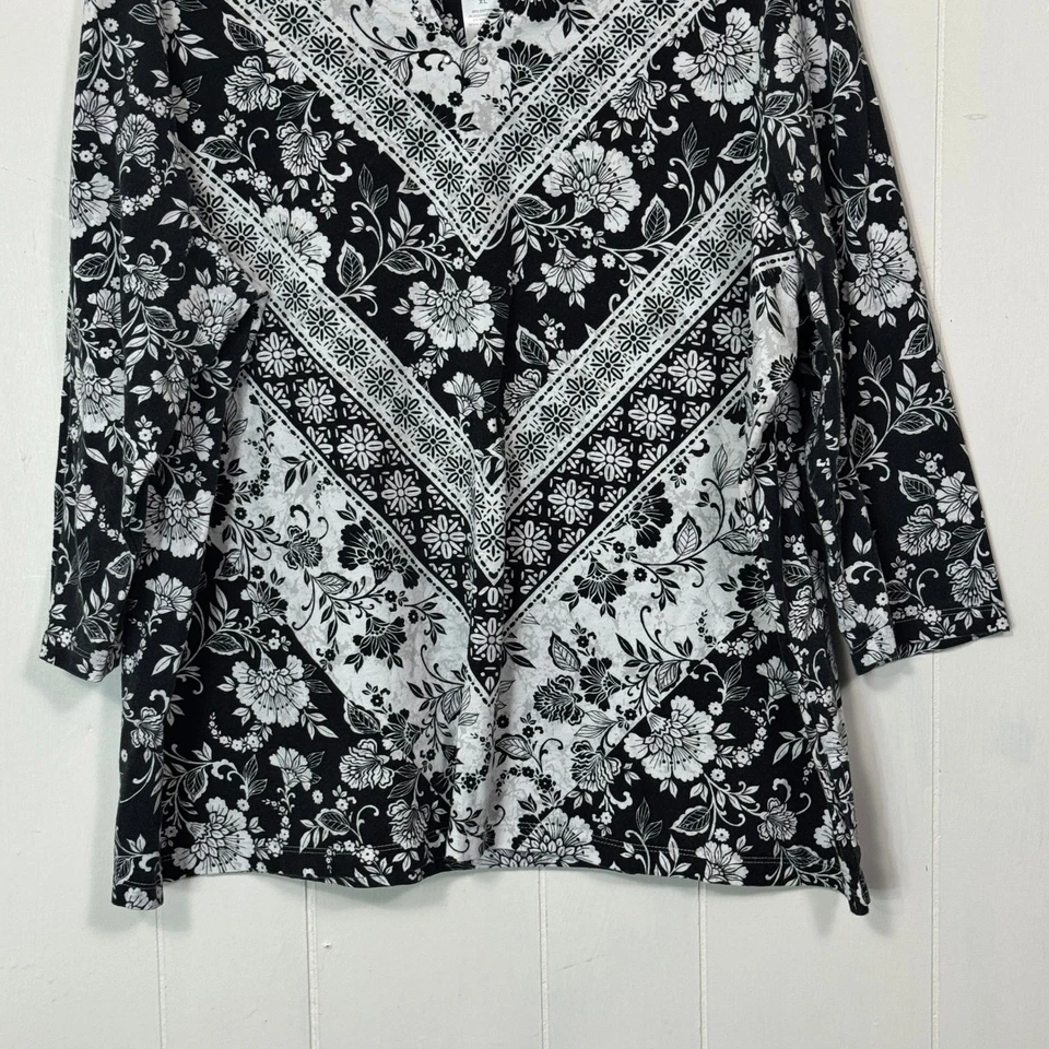 Top Alfred Dunner para mujer negro blanco estampado floral manga 3/4 cuello en V XL Foto 3 de 4
