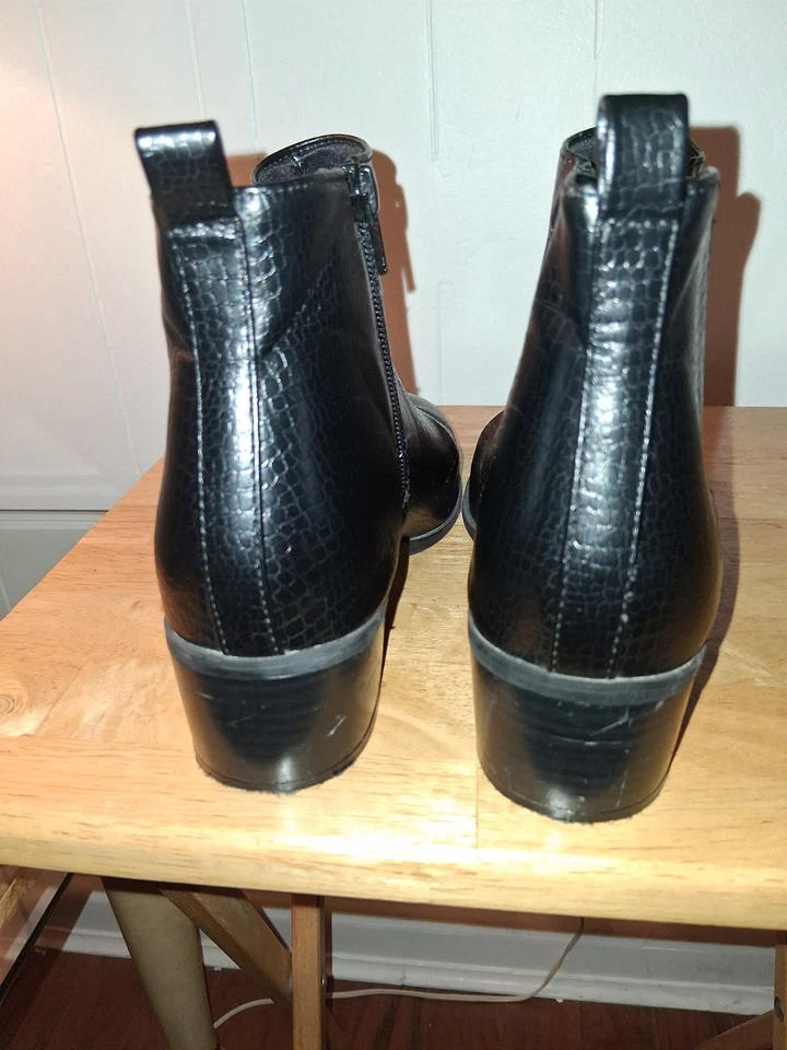 Botín de cuero negro Old Navy para mujer Foto 3 de 4