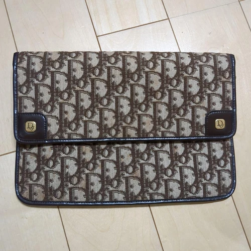 Sac pochette Dior 26 cm x 18 cm occasion avec quelques taches authentique sac créateur
