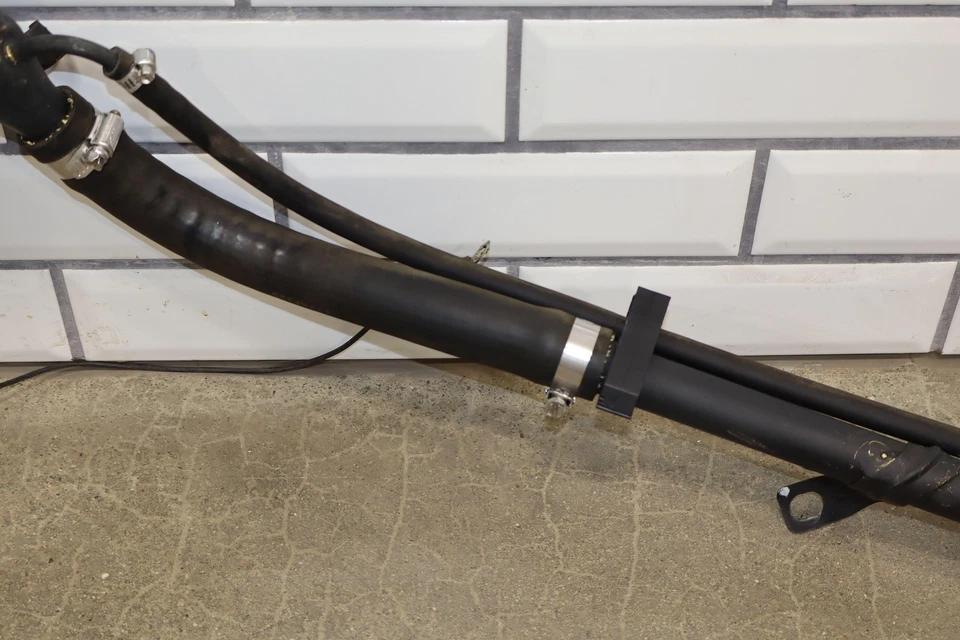 GMC Yukon Denali 2006 OEM cuello de llenado de combustible Foto 4 de 4