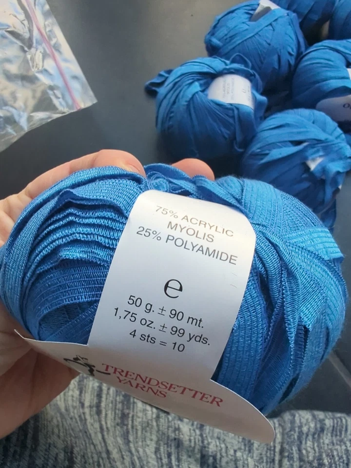 Juego de 8 hilos Trendsetter DOLCINO Aran con hilo de cinta Foto 2 de 4