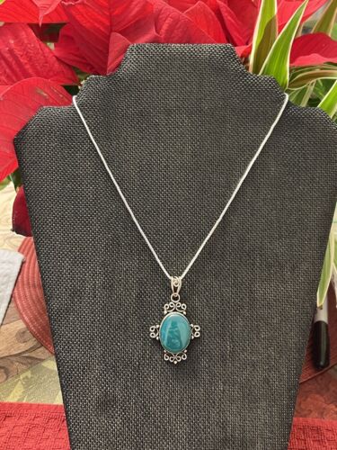 SALE~ LARGE GREEN STONE CROSS PENDANT ON SILVER TONE CHAIN NECKLACE 16” - Afbeelding 1 van 7