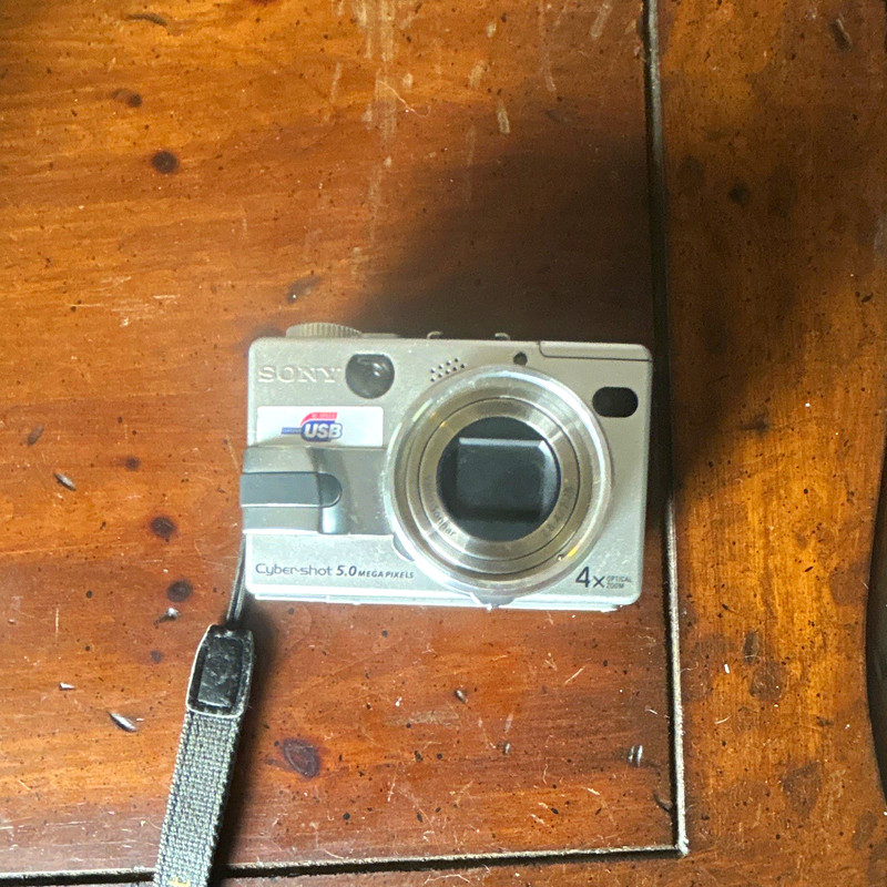 Sony Cyber-shot 5.0MP 4x Optical Zoom Compact Digital Camera Silver USB