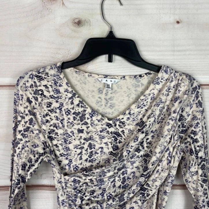 Top CAbi para mujer XS estampado de piel de serpiente manga 3/4 envolvente sintética cuello en V tejido calce ajustado Foto 2 de 4