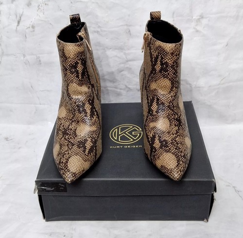 KURT GEIGER Suki Tobillo Cremallera Beige Peine Tacón Bloque Botas Sintéticas Damas - Imagen 2 de 9