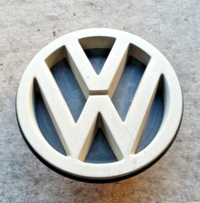 VW Polo 86C VW Logo mit Clipse 357853601, 357853601B für die Heckklappe