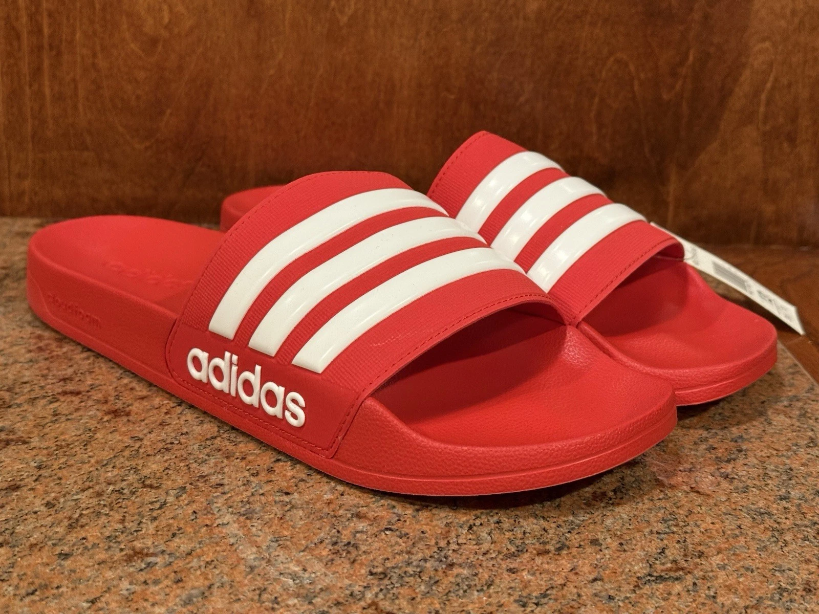 DS Adidas Adilette scivolo doccia scarlatto bianco AQ1705 uomo taglia USA 13 nuovo con etichette