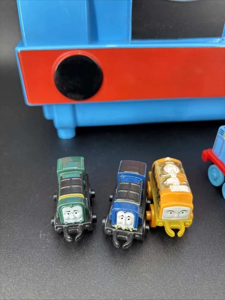 Thomas the Tank Engine brinquedo trem estojo de transporte com trilho embutido com trens - Imagem 3 de 4