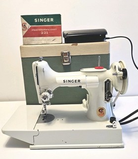 A WHITE 1960's Scotland Singer Featherweight 221K