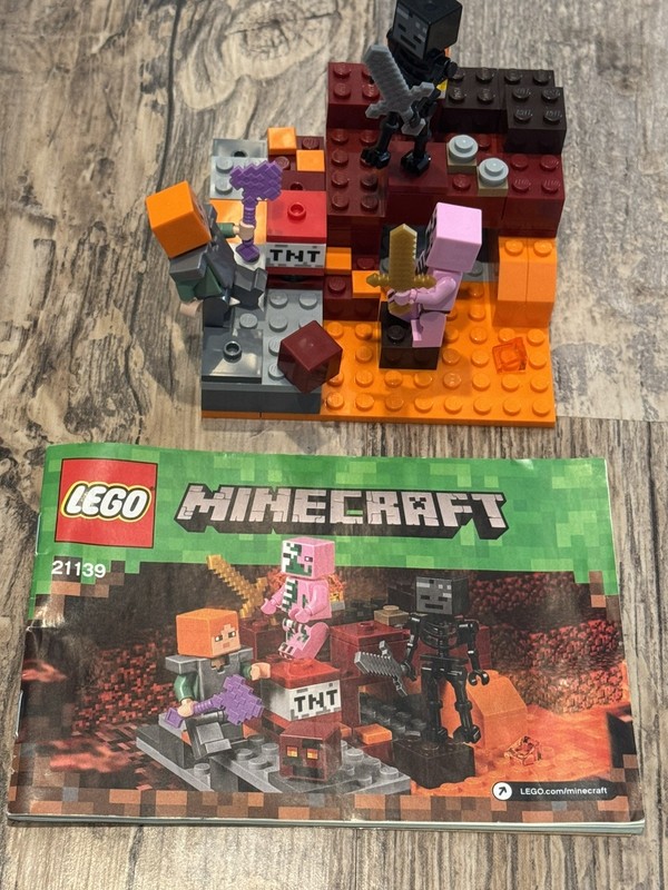 LEGO Minecraft: The Nether Fight (21139) 100% Complete with Instructions